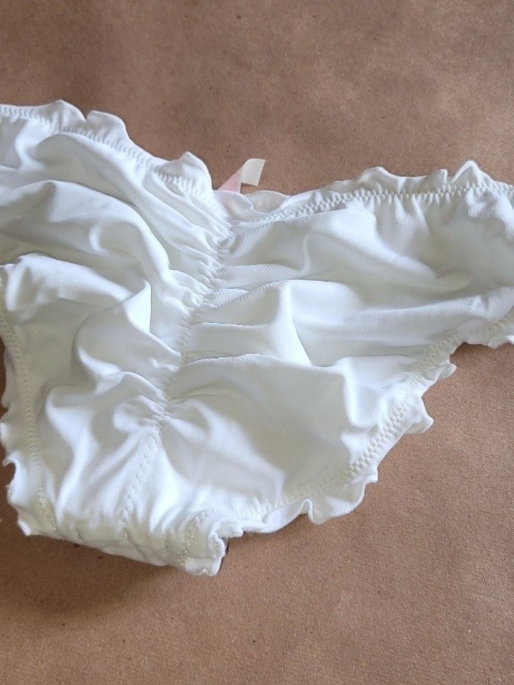 New VS Ruffled Ruched Back Bikini Bottoms - Picture 4 of 7